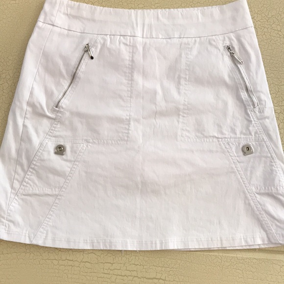 White Skort Size 8 EC from a SFPF home. - Picture 1 of 8